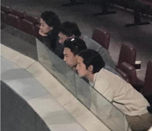 胡歌靳东看球姿势:这到底是怎么回事 胡歌靳东看球姿势:这到底是怎么回事