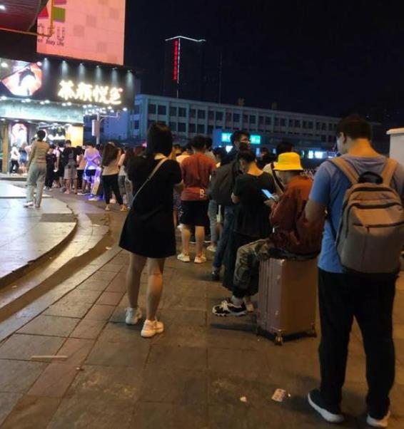 6614桌排队等吃饭什么情况：这么壮观的画面来看看