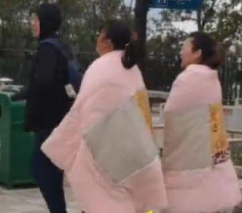 游客裹被子玩耍怎么回事:原因及画面令人惊呆 游客裹被子玩耍怎么回事:原因及画面令人惊呆