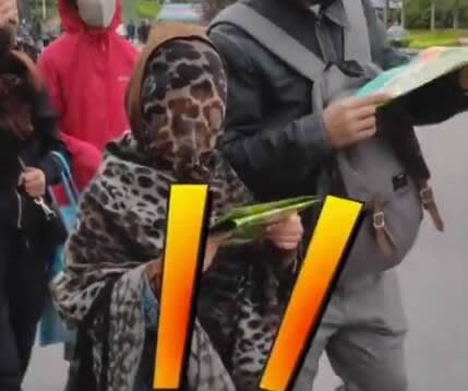 游客裹被子玩耍怎么回事:原因及画面令人惊呆 游客裹被子玩耍怎么回事:原因及画面令人惊呆