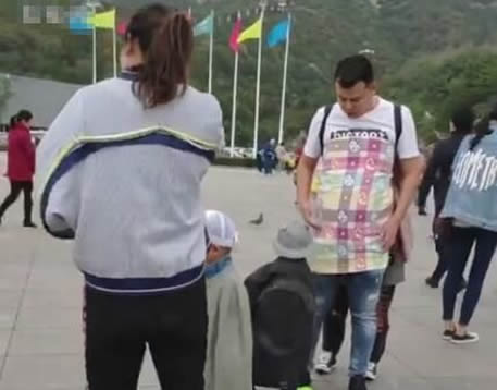 游客裹被子玩耍怎么回事:原因及画面令人惊呆 游客裹被子玩耍怎么回事:原因及画面令人惊呆