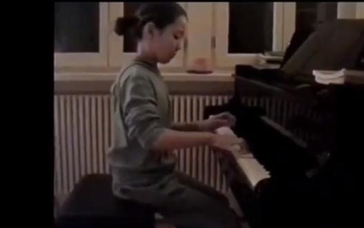 郎朗妻子吉娜·爱丽丝简介：吉娜·爱丽丝人美且会穿搭