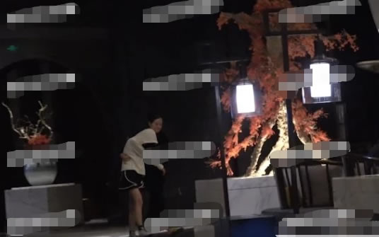 周冬雨烂醉如泥:画面及背后原因这到底怎么回事 周冬雨烂醉如泥:画面及背后原因这到底怎么回事