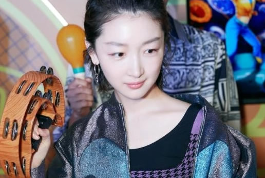 周冬雨烂醉如泥:画面及背后原因这到底怎么回事 周冬雨烂醉如泥:画面及背后原因这到底怎么回事