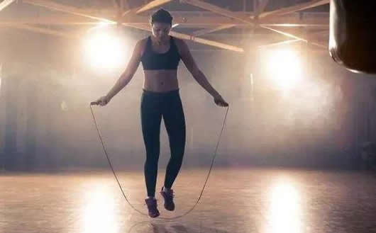 跳绳减肥法一天跳多少个才有效(附:成功案例) 跳绳减肥法一天跳多少个才有效(附:成功案例)