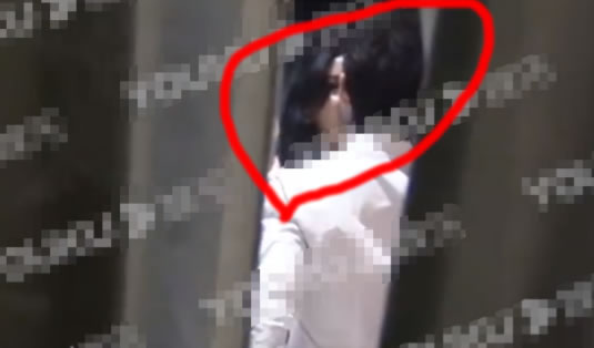 李治廷恋情曝光：揭其秀恩爱深情拥吻画面