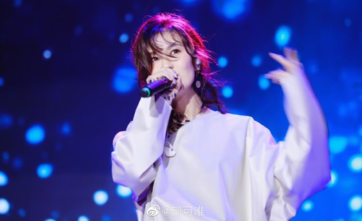 郁可唯被丢荧光棒怎么回事：被吓呆了gif画面曝光