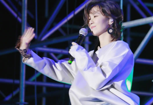 郁可唯被丢荧光棒怎么回事：被吓呆了gif画面曝光