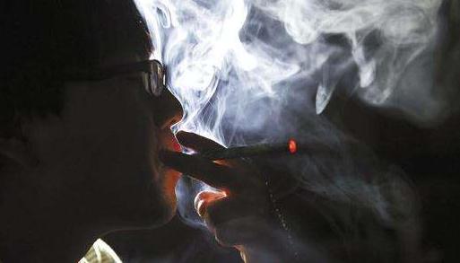 首例电子烟病例:吸电子烟的危害你知道吗