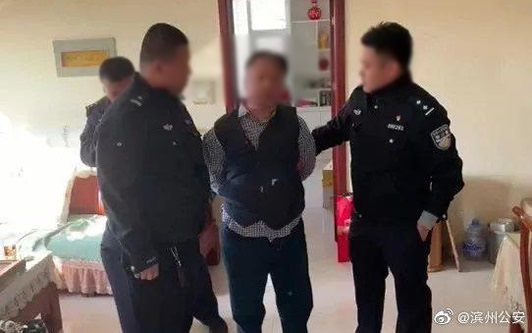 老人闯红灯被阻:过程令人气愤结局令人解气 老人闯红灯被阻:过程令人气愤结局令人解气