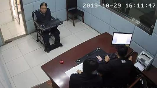 老人闯红灯被阻:过程令人气愤结局令人解气 老人闯红灯被阻:过程令人气愤结局令人解气