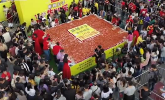 巨型辣条蛋糕亮相：这究竟是怎么回事