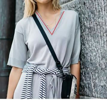 V领T恤该怎么搭配:好看2019时尚搭配示范欣赏 V领T恤该怎么搭配:好看2019时尚搭配示范欣赏