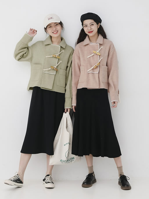 毛呢外套青春又减龄：女神穿毛呢外套增添新的活力