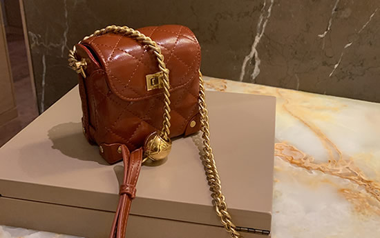 羽绒服搭配什么包包时尚:4款简约搭配太美了 羽绒服搭配什么包包时尚:4款简约搭配太美了