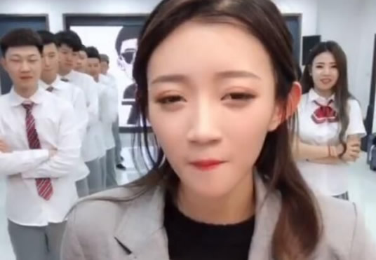 快手小伊伊个人资料简历：小伊伊原名及男友是谁