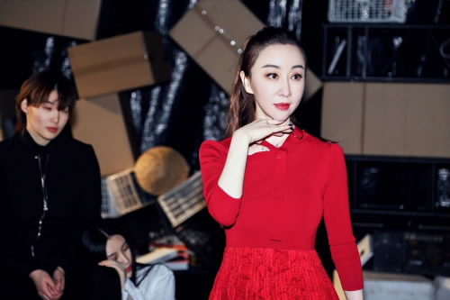 红裙配雪肌 影视话剧双栖艺人曹茜茜分享护肤心得