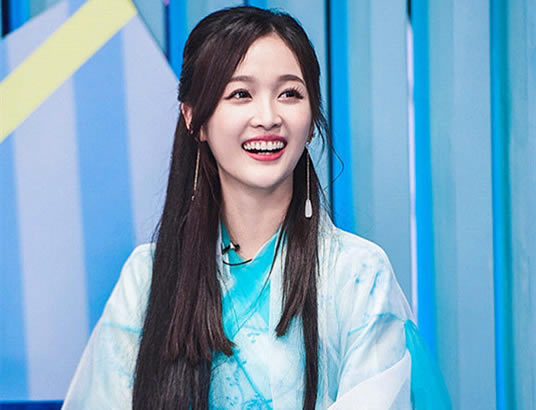 斗罗大陆女主小舞谁扮演的：吴宣仪个人资料及美照