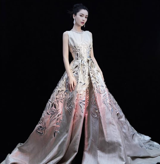 杨紫杨幂杨颖同框罕见画面：揭其三人穿搭谁更惊艳？