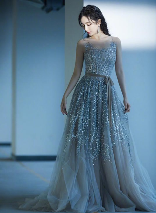 杨紫杨幂杨颖同框罕见画面：揭其三人穿搭谁更惊艳？