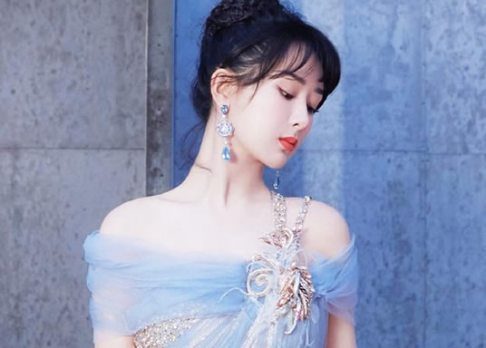 杨紫杨幂杨颖同框罕见画面：揭其三人穿搭谁更惊艳？