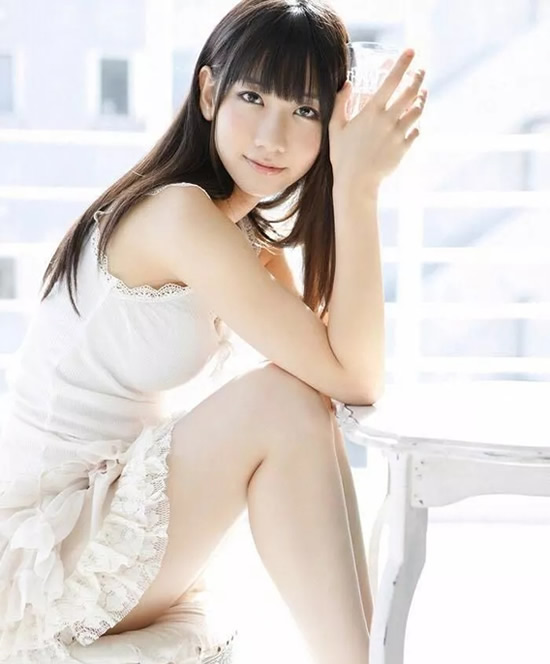 女孩你知道吗？清纯女孩图片透露了一点性感