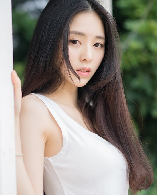 女孩你知道吗？清纯女孩图片透露了一点性感