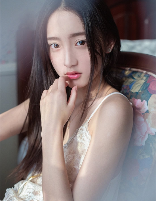 女孩你知道吗？清纯女孩图片透露了一点性感