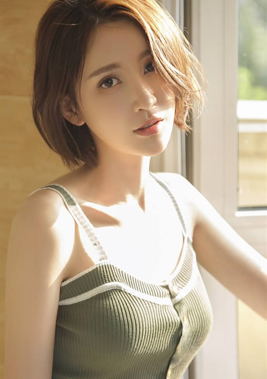 女孩你知道吗？清纯女孩图片透露了一点性感