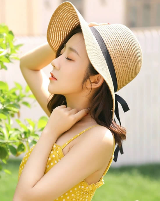 女孩你知道吗？清纯女孩图片透露了一点性感