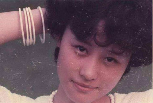 邬君梅陈冲长的真像?两人年轻照片很像的照片 邬君梅陈冲长的真像?两人年轻照片很像的照片