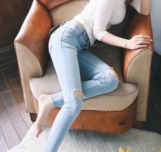 性感牛仔裤美女：即现身材又养眼穿出街确实好看