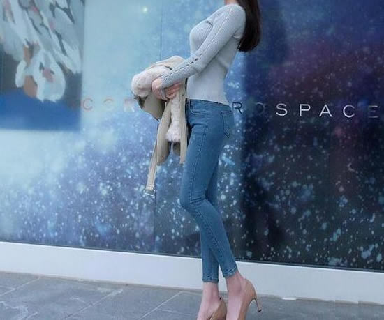 性感牛仔裤美女：即现身材又养眼穿出街确实好看