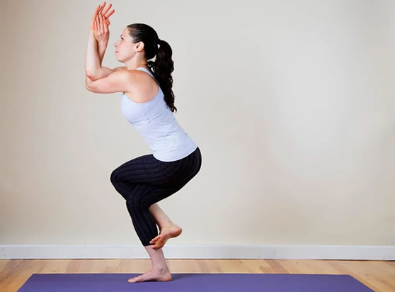 顺着岳大腿内侧上抬高瑜伽姿势 强健大腿内侧瑜伽