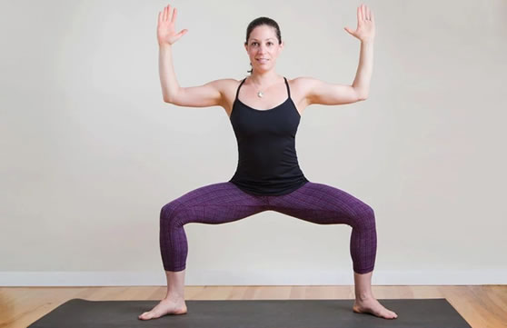 顺着岳大腿内侧上抬高瑜伽姿势 强健大腿内侧瑜伽