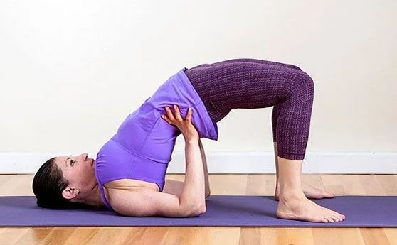 顺着岳大腿内侧上抬高瑜伽姿势 强健大腿内侧瑜伽