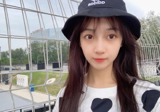 秦牛正威北漂经历：自爆吃2元大饼住2平米房子遭质疑