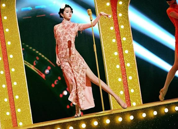 关晓彤旗袍造型:妩媚动人这身材令人羡慕 关晓彤旗袍造型:妩媚动人这身材令人羡慕