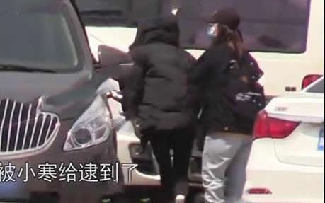 又一条石锤？杨幂躲房车陪魏大勋拍戏 画面曝光