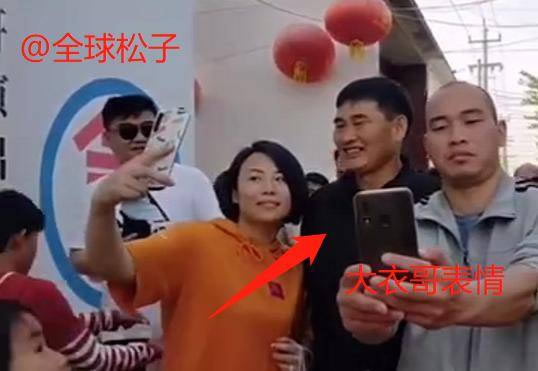 大衣哥朱之文家门被踹开 背后始末什么原因