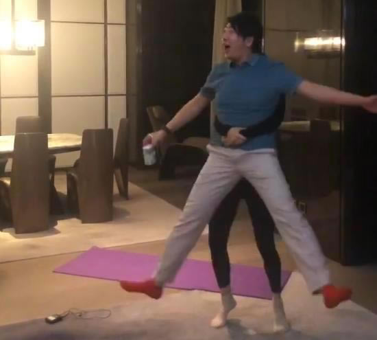 吉娜抱起150斤的郎朗怎么回事 两人年龄相差多少岁 吉娜抱起150斤的郎朗怎么回事 两人年龄相差多少岁