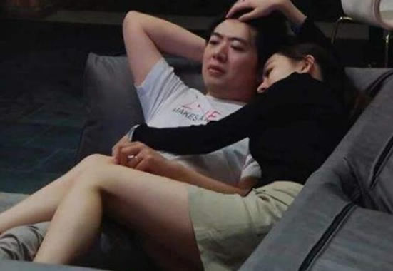 吉娜抱起150斤的郎朗怎么回事 两人年龄相差多少岁 吉娜抱起150斤的郎朗怎么回事 两人年龄相差多少岁