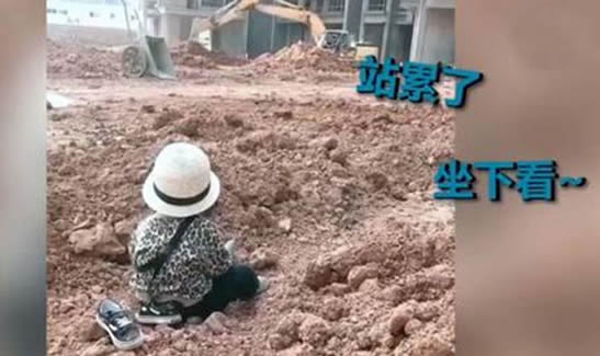 萌娃自带小板凳监工挖掘机 小孩为什么喜欢挖掘机 萌娃自带小板凳监工挖掘机 小孩为什么喜欢挖掘机