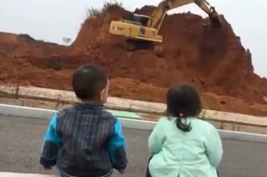 萌娃自带小板凳监工挖掘机 小孩为什么喜欢挖掘机 萌娃自带小板凳监工挖掘机 小孩为什么喜欢挖掘机