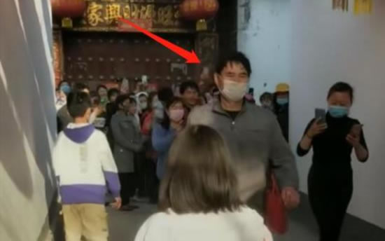 大衣哥被踹门风波后仍被围拍 事情具体经过是? 大衣哥被踹门风波后仍被围拍 事情具体经过是?