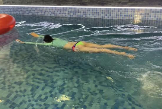 唐艺昕孕期游泳 怀孕几个月了状态近照画面 唐艺昕孕期游泳 怀孕几个月了状态近照画面