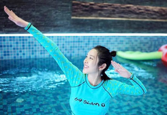 唐艺昕孕期游泳 怀孕几个月了状态近照画面 唐艺昕孕期游泳 怀孕几个月了状态近照画面