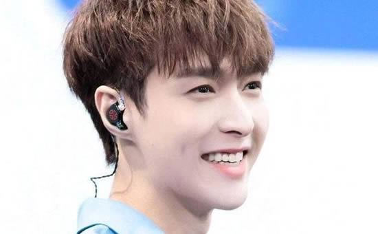 张艺兴抽烟真的吗 张艺兴户外吸烟上热搜经过详情