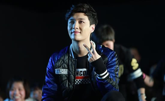 张艺兴抽烟真的吗 张艺兴户外吸烟上热搜经过详情