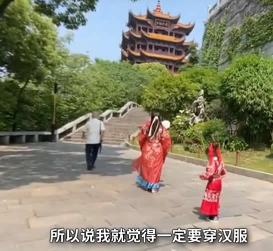 母女穿汉服打卡黄鹤楼 吸引众多游人驻足观看